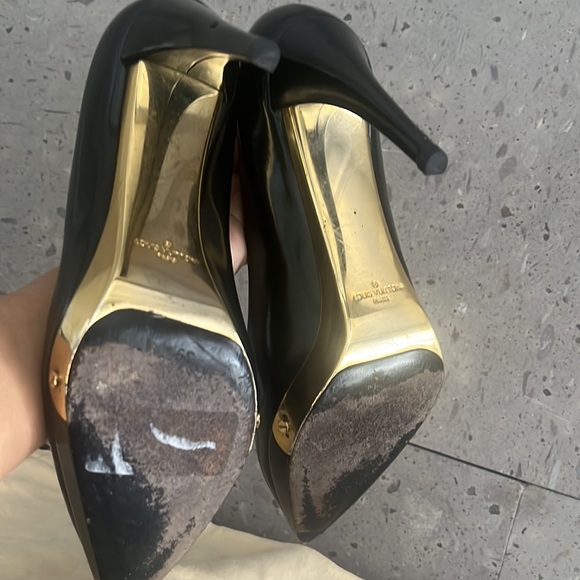 Louis Vuitton Black Glossy Leather Sensual Pumps - Picture 8 of 13